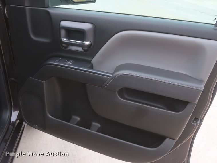 image for item HW9011 2015 Chevrolet Silverado 1500  Crew Cab pickup truck