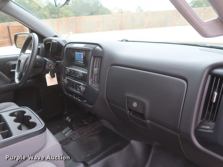 image for item HW9011 2015 Chevrolet Silverado 1500  Crew Cab pickup truck