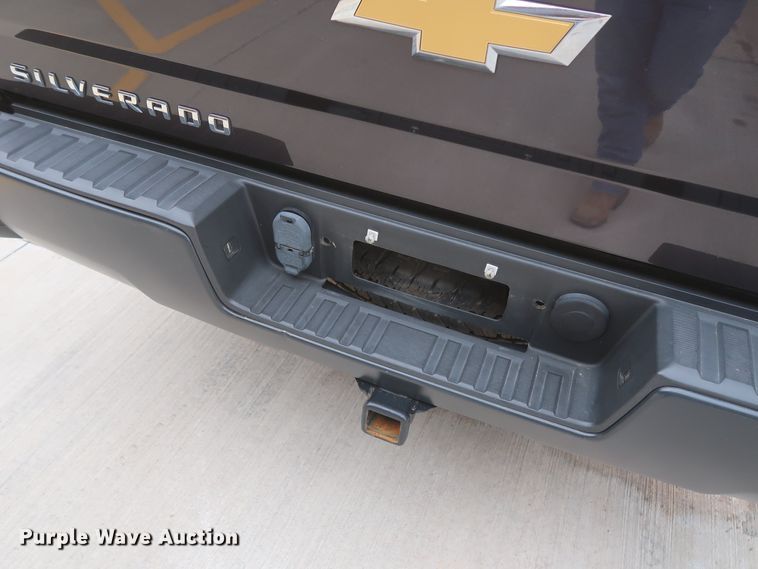 image for item HW9011 2015 Chevrolet Silverado 1500  Crew Cab pickup truck