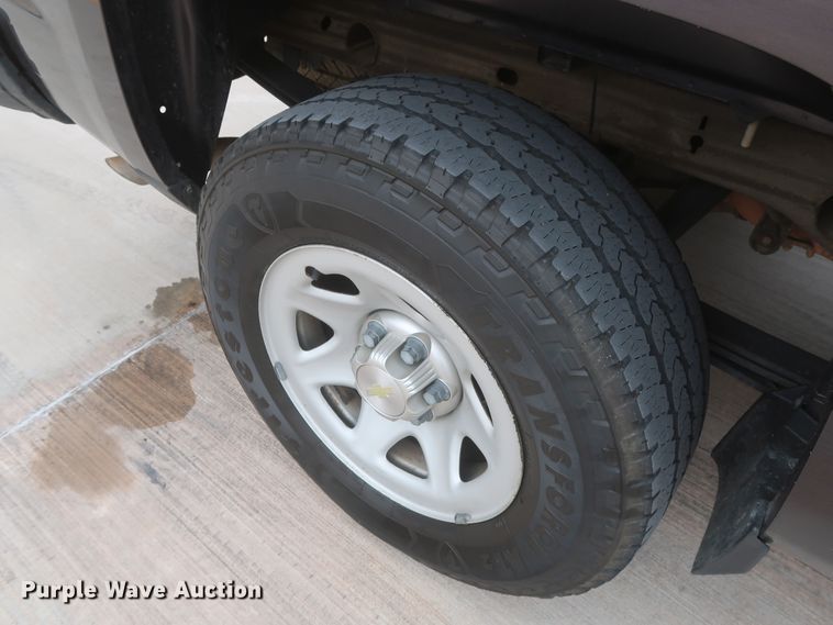 image for item HW9011 2015 Chevrolet Silverado 1500  Crew Cab pickup truck