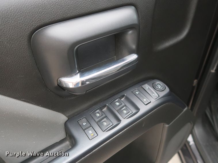 image for item HW9017 2016 Chevrolet Silverado 1500  Crew Cab pickup truck