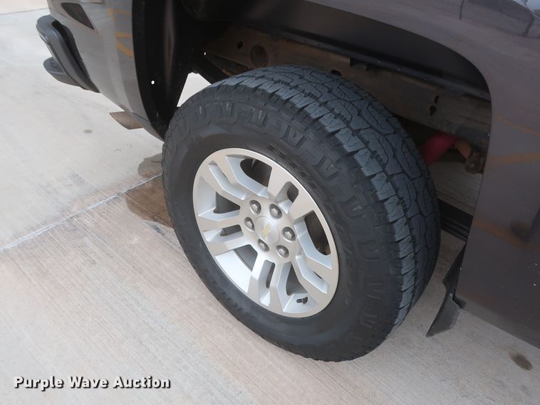 image for item HW9017 2016 Chevrolet Silverado 1500  Crew Cab pickup truck