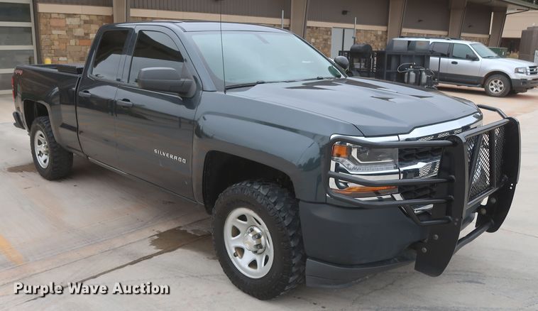 image for item HW9020 2017 Chevrolet Silverado 1500  Double Cab pickup truck