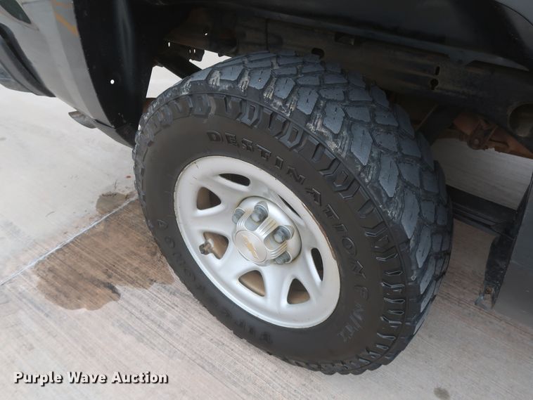 image for item HW9020 2017 Chevrolet Silverado 1500  Double Cab pickup truck