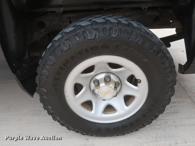 image for item HW9020 2017 Chevrolet Silverado 1500  Double Cab pickup truck