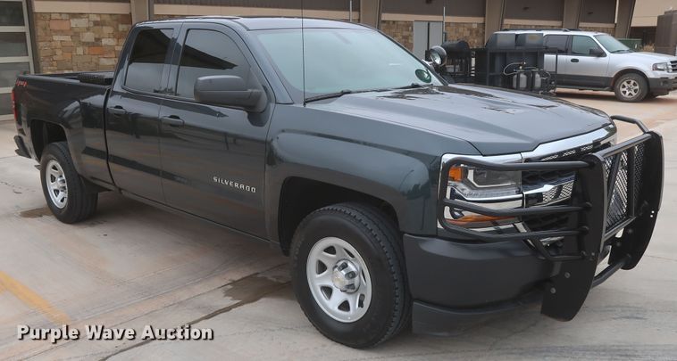 image for item HW9021 2018 Chevrolet Silverado 1500  Double Cab pickup truck