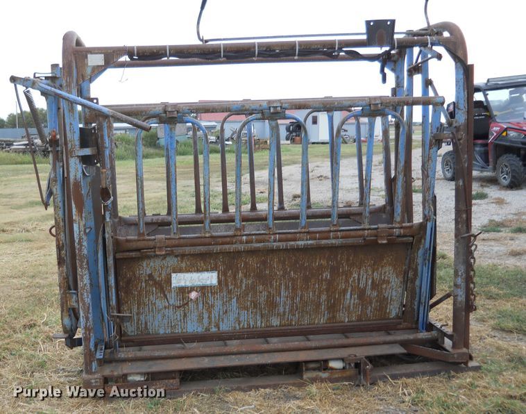 image for item DE4551 Priefert livestock squeeze chute and scales