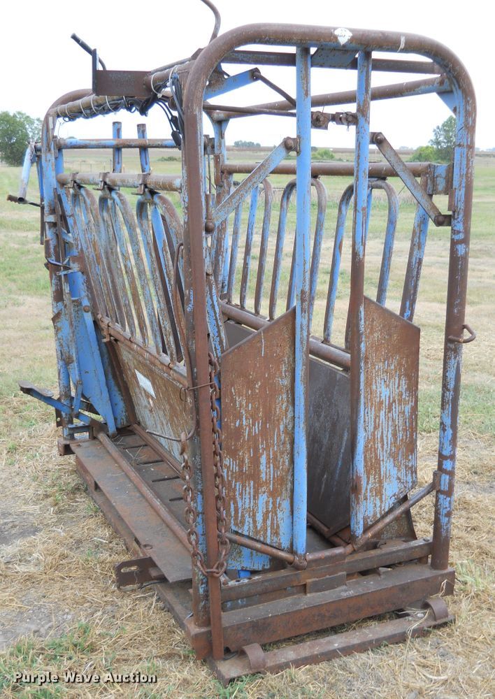 image for item DE4551 Priefert livestock squeeze chute and scales