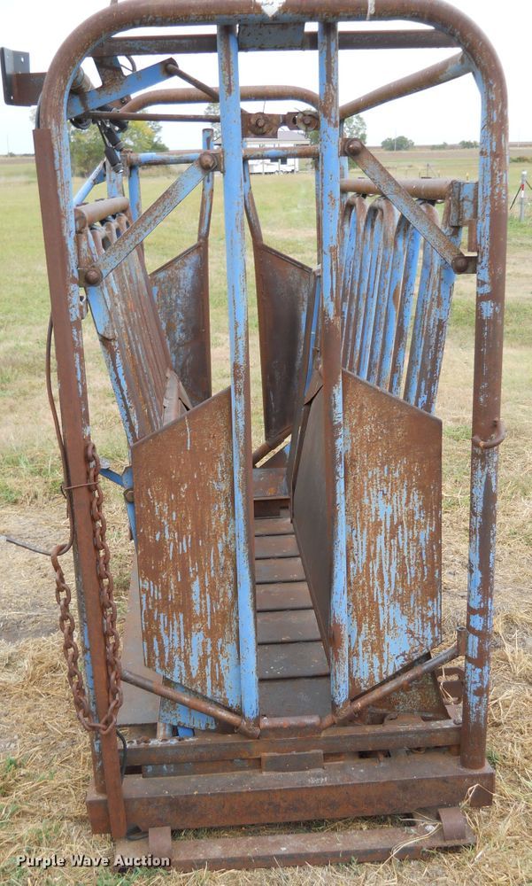 image for item DE4551 Priefert livestock squeeze chute and scales