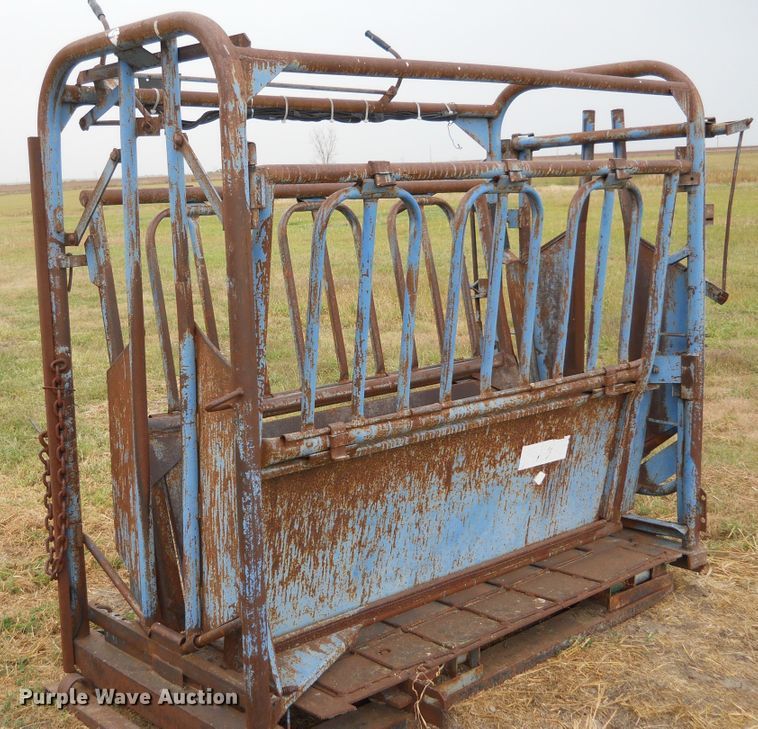 image for item DE4551 Priefert livestock squeeze chute and scales