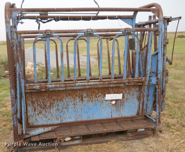 image for item DE4551 Priefert livestock squeeze chute and scales
