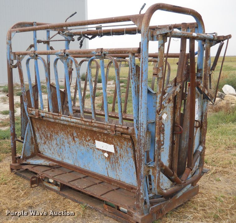 image for item DE4551 Priefert livestock squeeze chute and scales