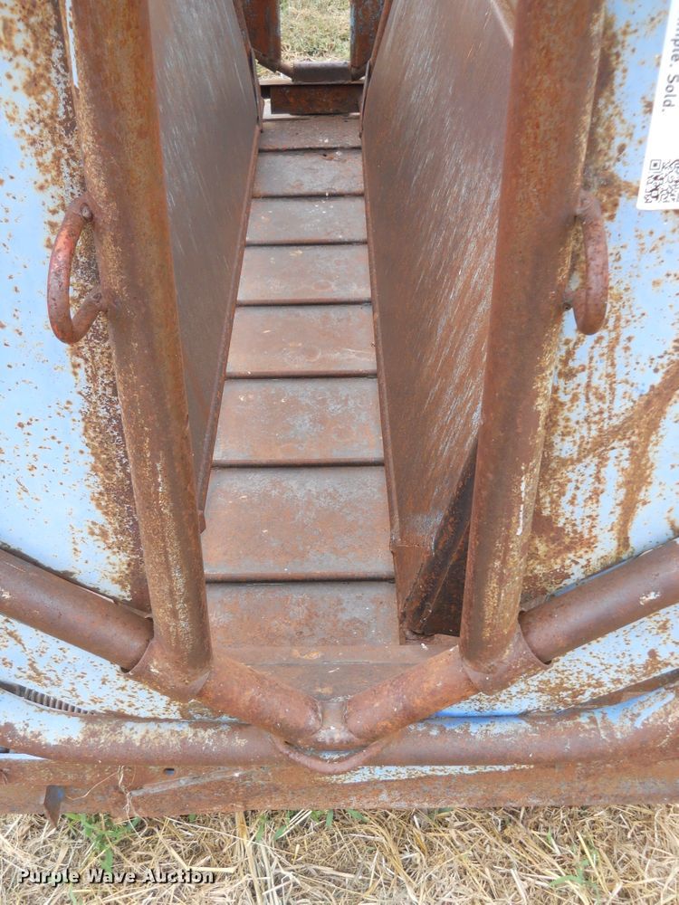 image for item DE4551 Priefert livestock squeeze chute and scales