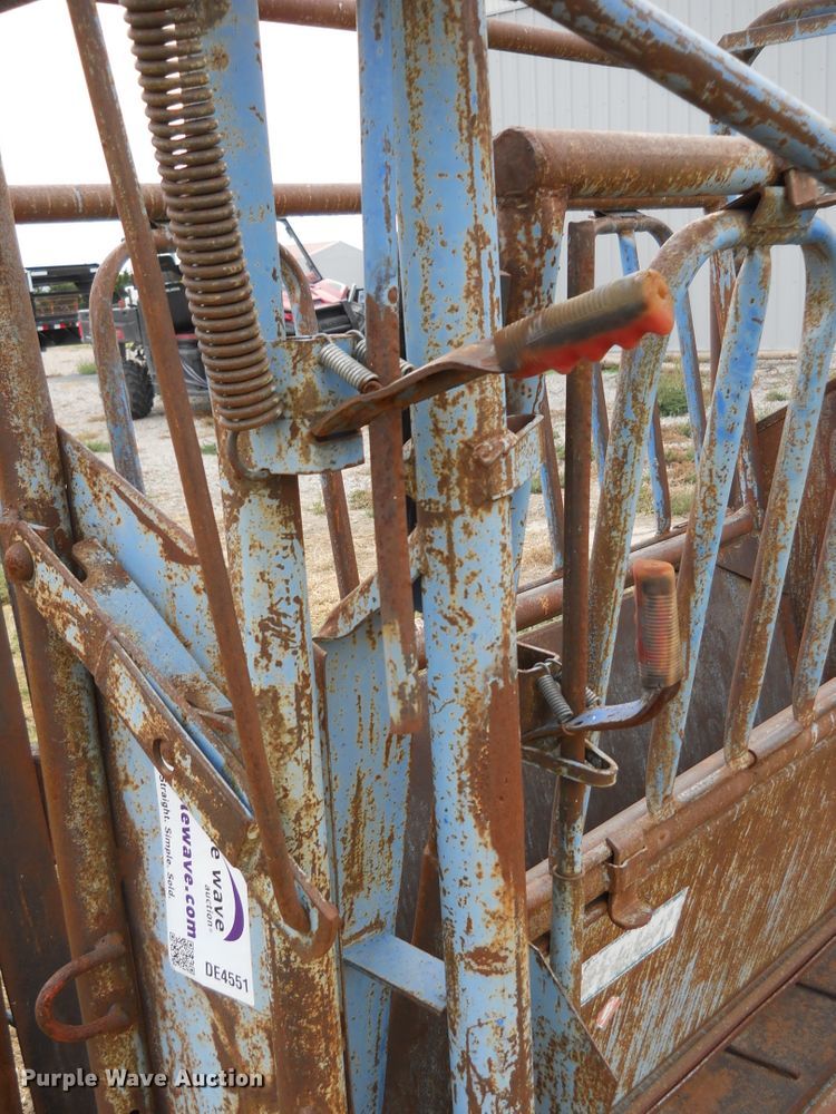 image for item DE4551 Priefert livestock squeeze chute and scales