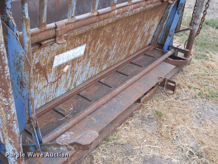 image for item DE4551 Priefert livestock squeeze chute and scales