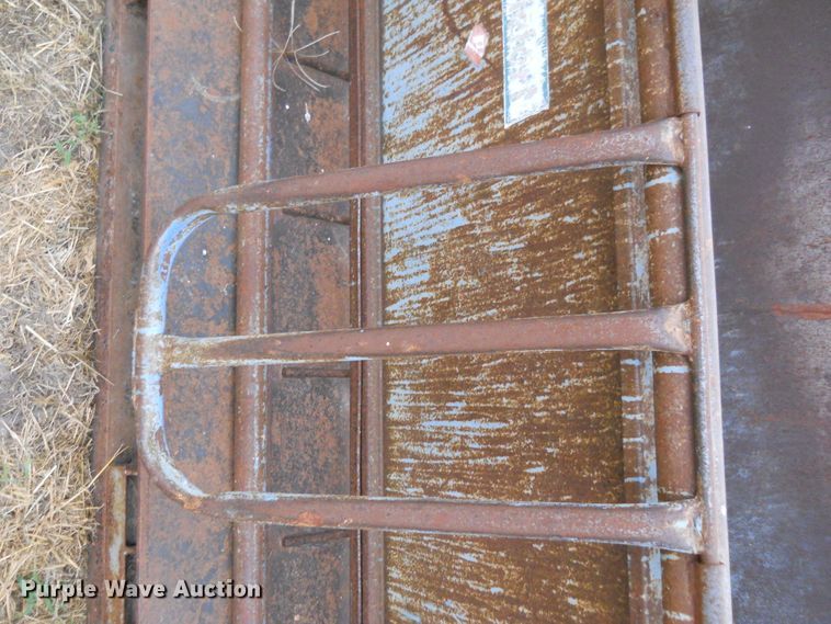 image for item DE4551 Priefert livestock squeeze chute and scales