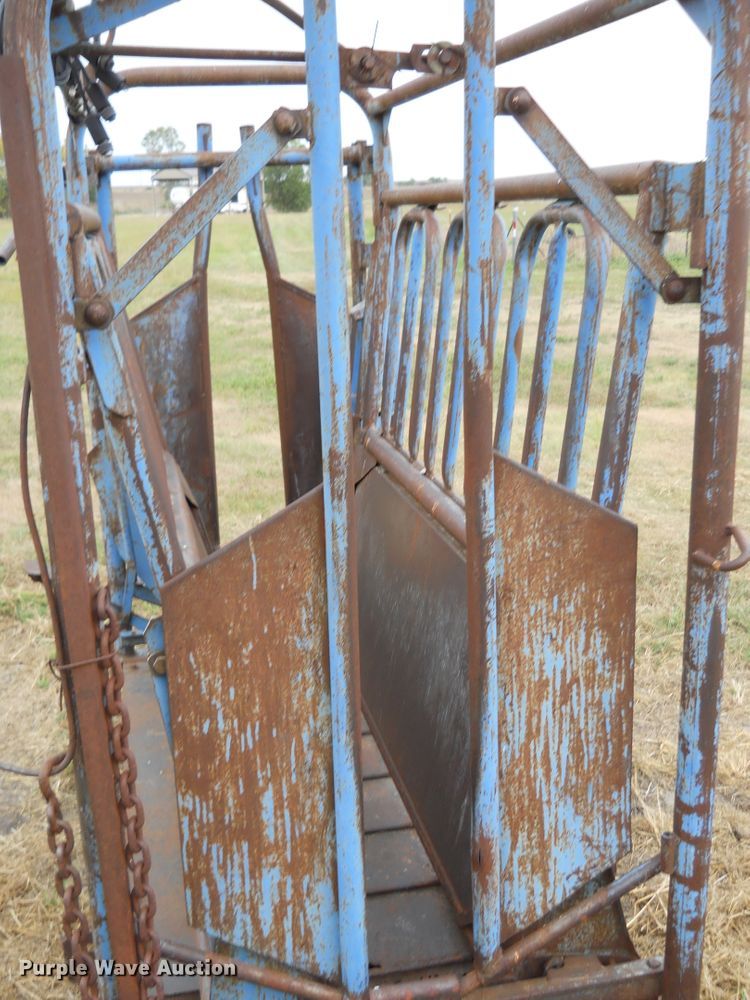 image for item DE4551 Priefert livestock squeeze chute and scales