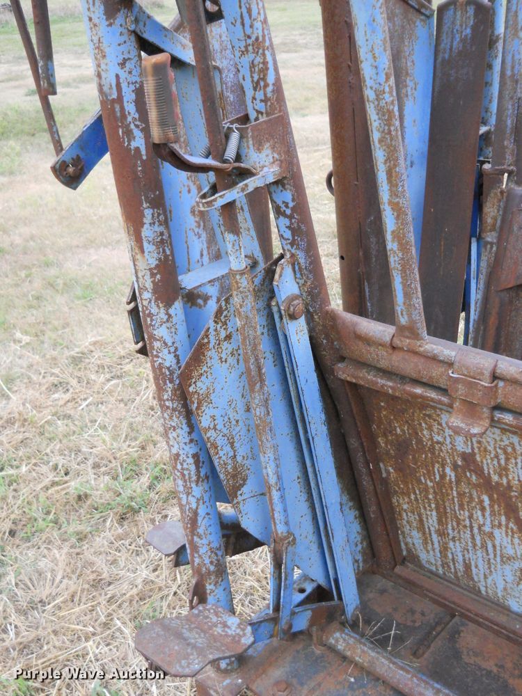 image for item DE4551 Priefert livestock squeeze chute and scales