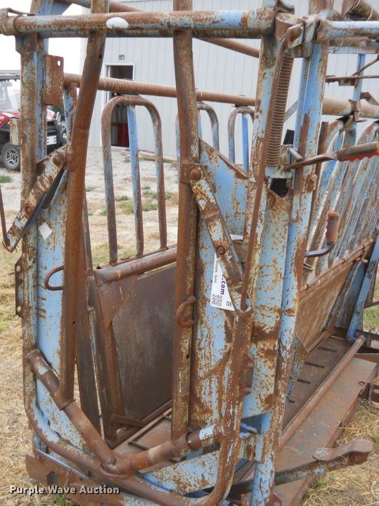 image for item DE4551 Priefert livestock squeeze chute and scales