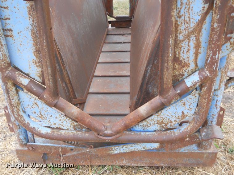 image for item DE4551 Priefert livestock squeeze chute and scales