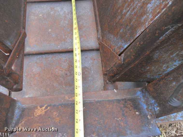 image for item DE4551 Priefert livestock squeeze chute and scales