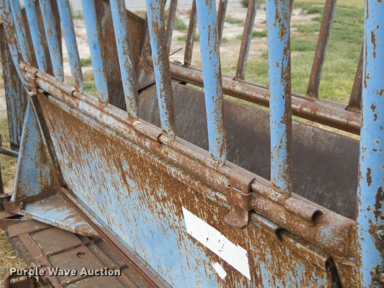 image for item DE4551 Priefert livestock squeeze chute and scales