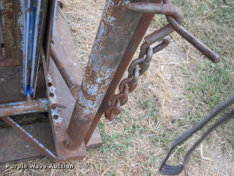 image for item DE4551 Priefert livestock squeeze chute and scales