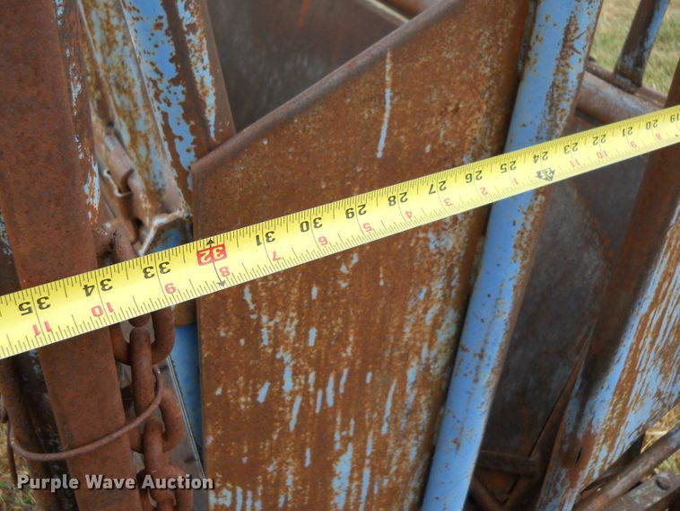 image for item DE4551 Priefert livestock squeeze chute and scales