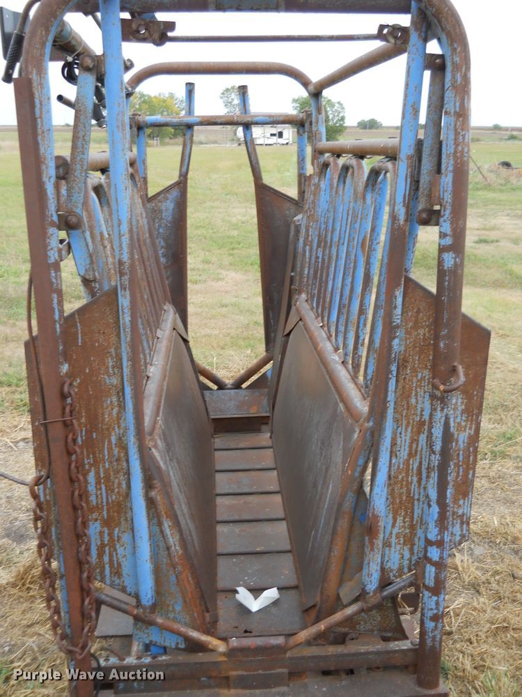 image for item DE4551 Priefert livestock squeeze chute and scales