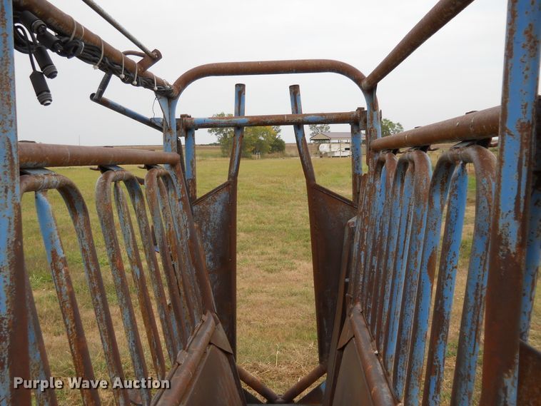 image for item DE4551 Priefert livestock squeeze chute and scales