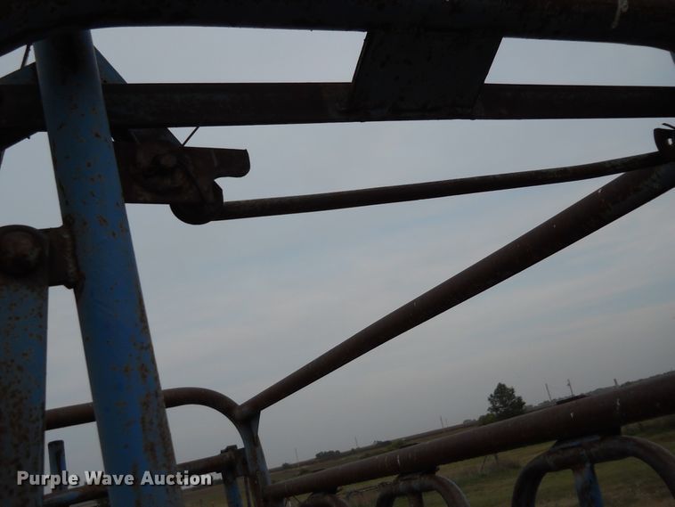 image for item DE4551 Priefert livestock squeeze chute and scales