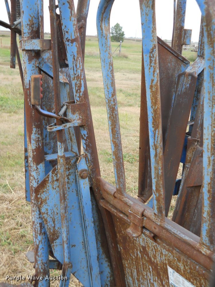 image for item DE4551 Priefert livestock squeeze chute and scales