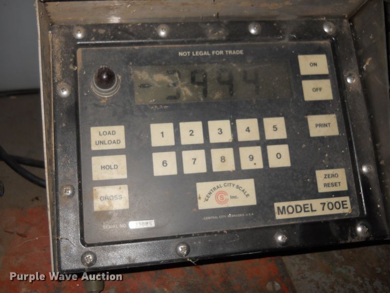 image for item DE4551 Priefert livestock squeeze chute and scales