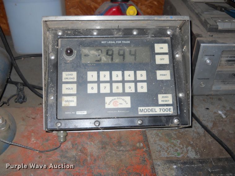 image for item DE4551 Priefert livestock squeeze chute and scales