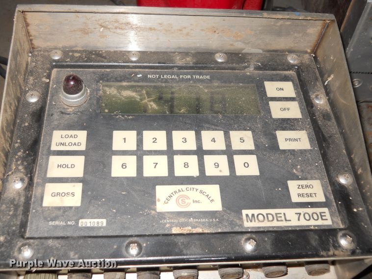 image for item DE4551 Priefert livestock squeeze chute and scales