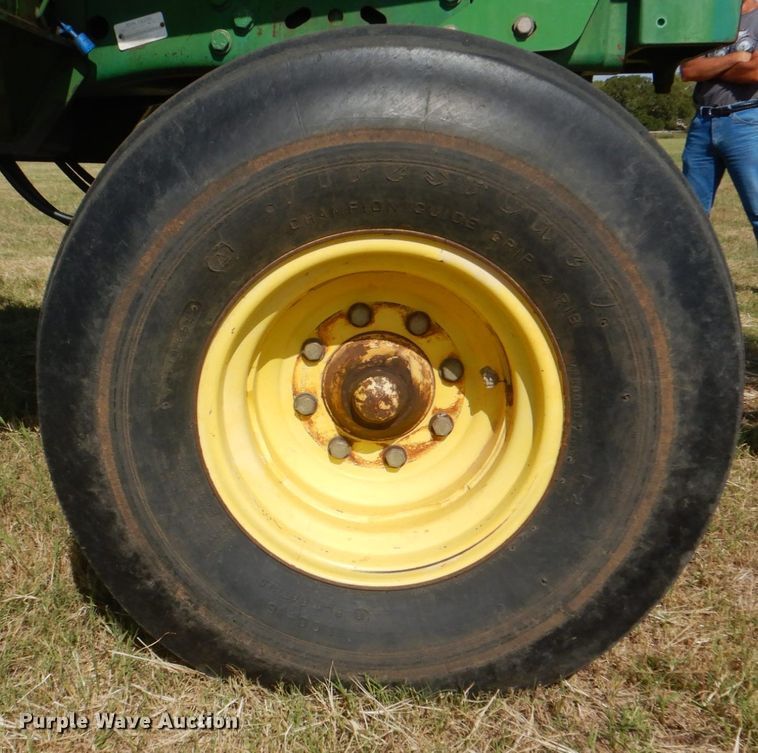 image for item DH5389 1993 John Deere 7800  tractor