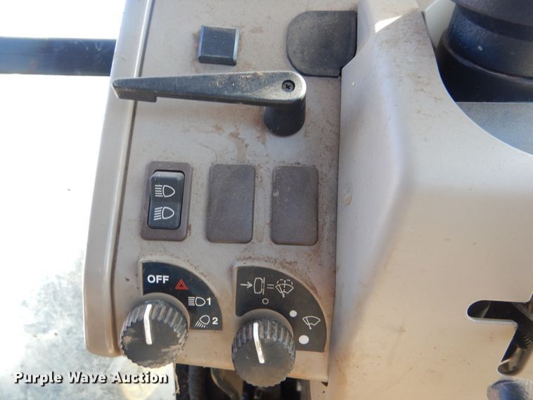 image for item DI0477 2011 John Deere 5093E  MFWD tractor