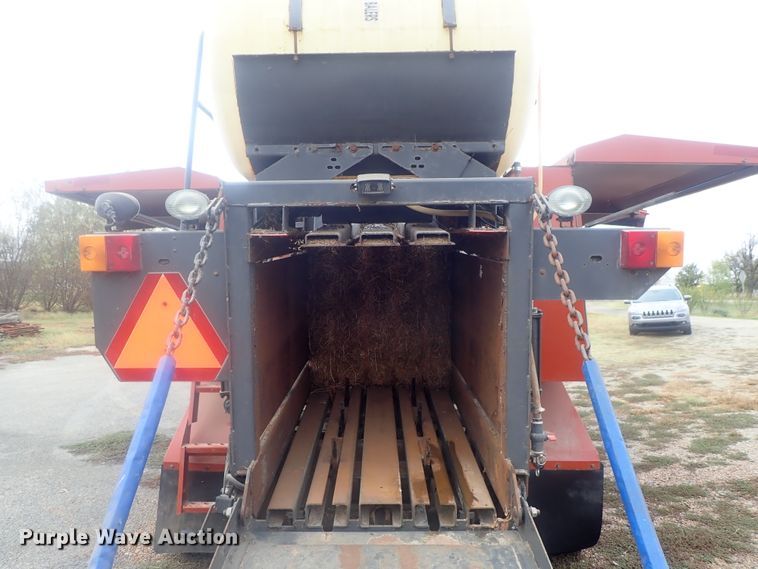 image for item DI7281 2007 Massey-Ferguson 2050  large square baler