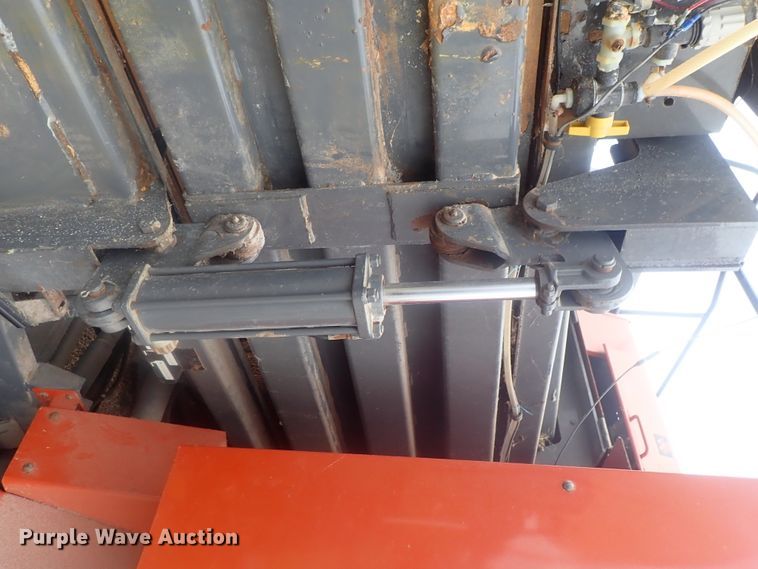 image for item DI7281 2007 Massey-Ferguson 2050  large square baler