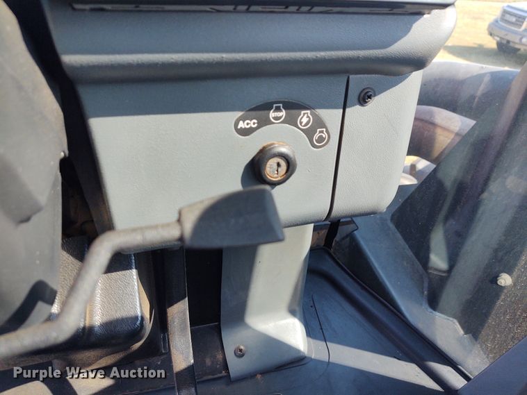 image for item EQ9453 2005 Buhler Versatile 2290  4WD tractor