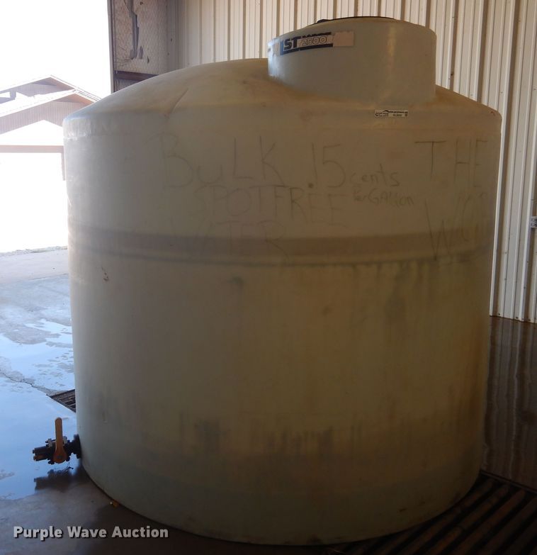 image for item HL9500 2,500 gallon poly tank