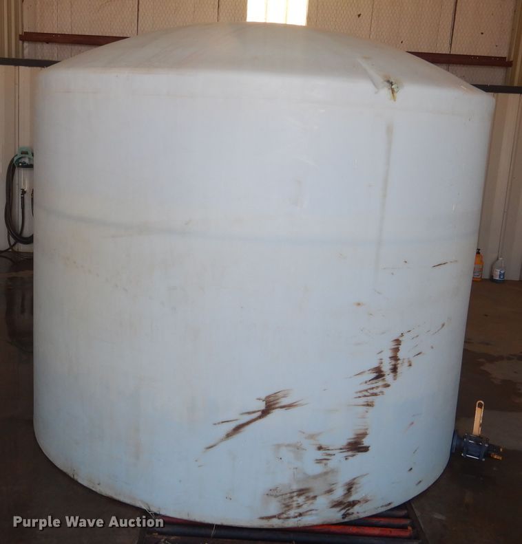 image for item HL9500 2,500 gallon poly tank