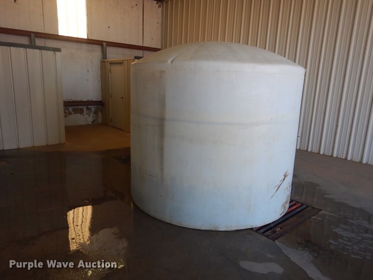image for item HL9500 2,500 gallon poly tank