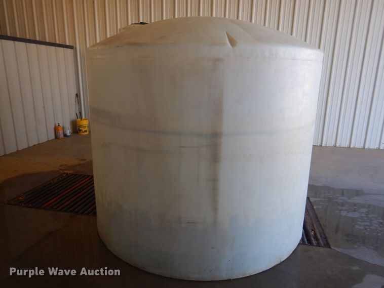 image for item HL9500 2,500 gallon poly tank