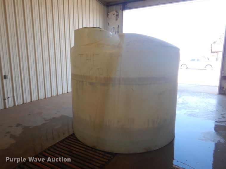 image for item HL9500 2,500 gallon poly tank