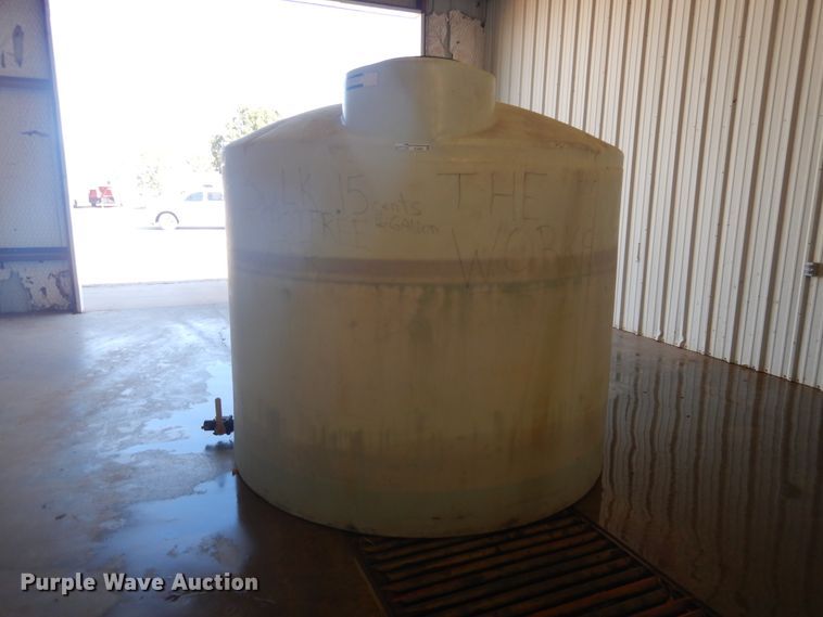 image for item HL9500 2,500 gallon poly tank