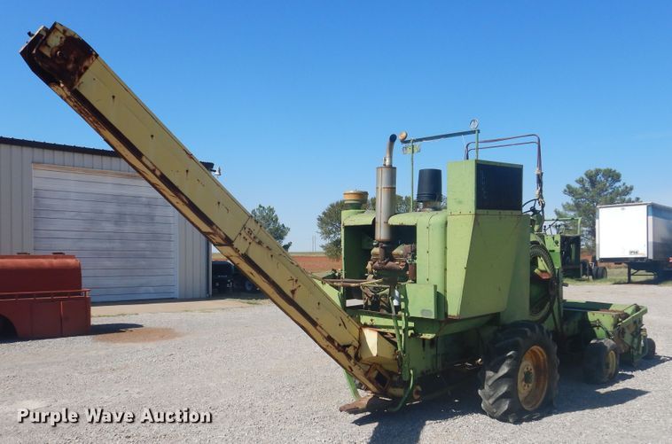 image for item HO9242 John Deere 425 hay cuber