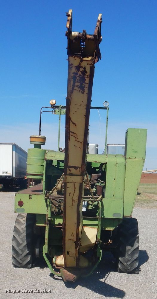 image for item HO9242 John Deere 425 hay cuber