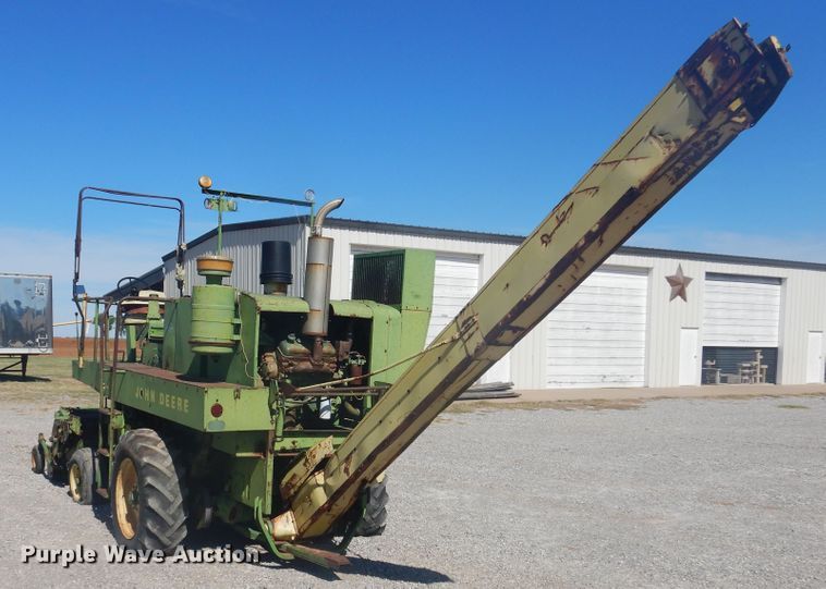 image for item HO9242 John Deere 425 hay cuber