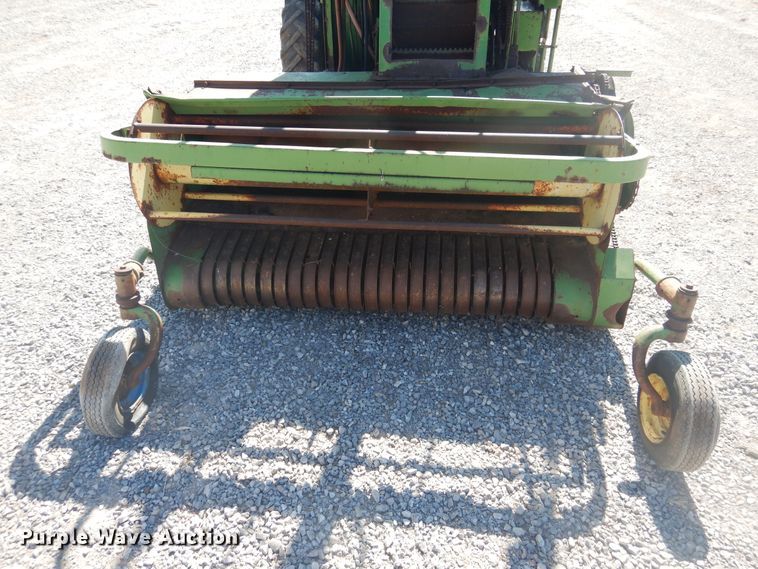 image for item HO9242 John Deere 425 hay cuber